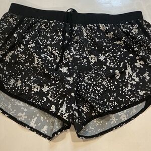 Under Armour Women’s Black and white speckled  running shorts Large
